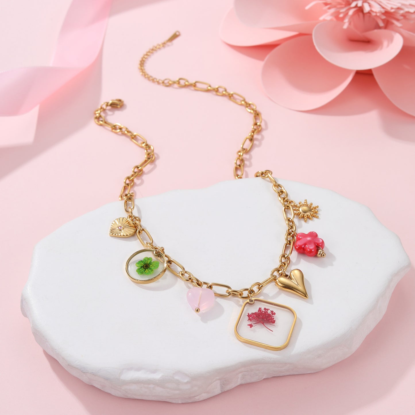 Collar con colgante de flor geométrica minimalista de resina de moda en acero inoxidable con baño de oro de 18 quilates para mujer