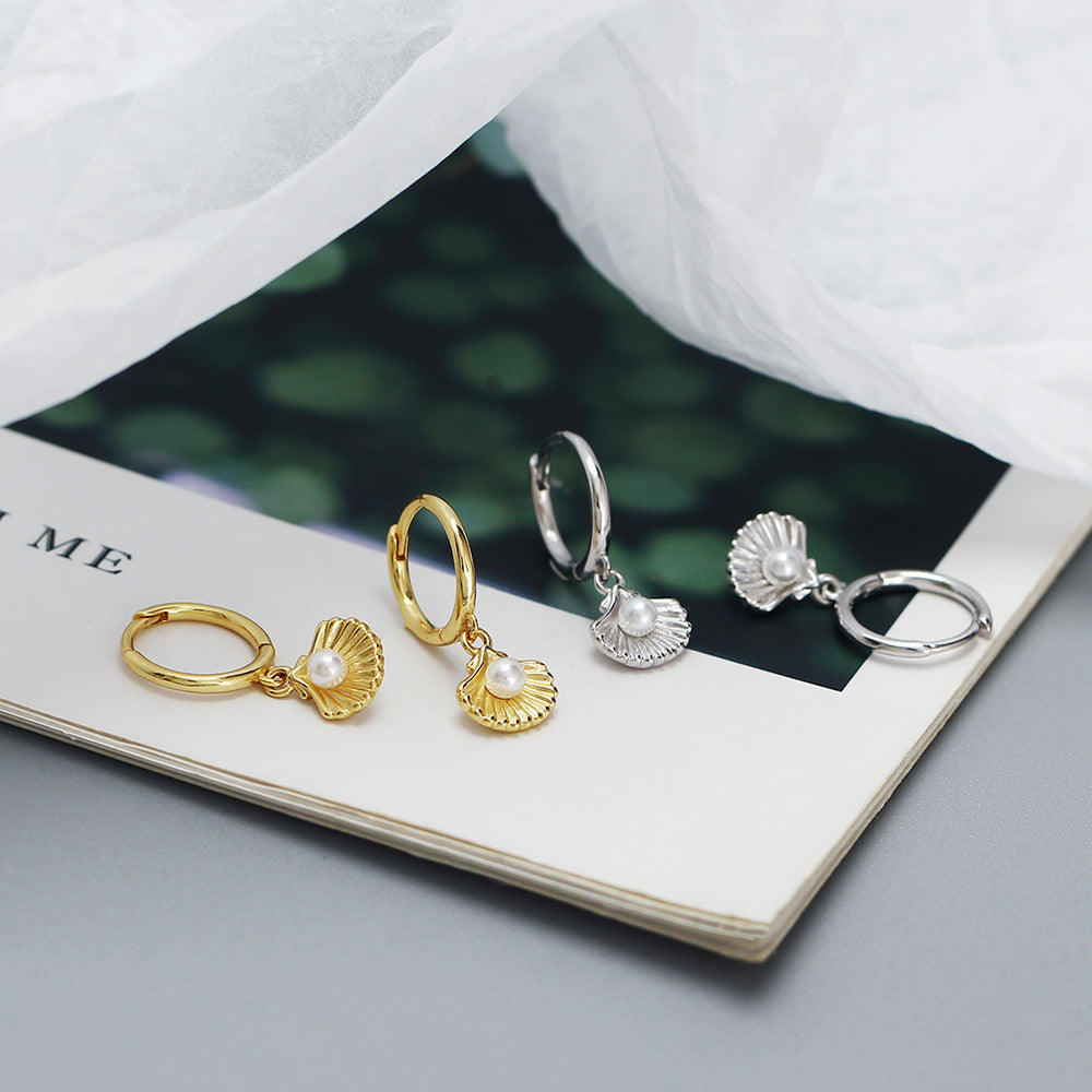Pendientes minimalistas de perlas de concha para mujer en plata de ley con acabado chapado
