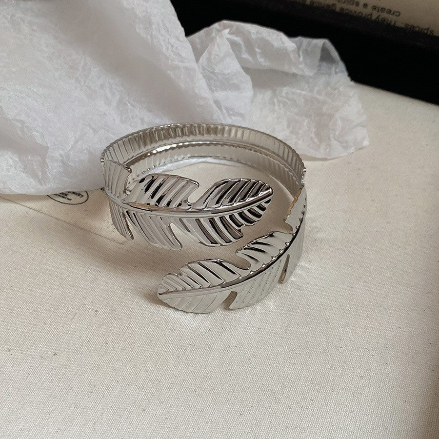 Bracciale a manetta in metallo elegante e robusto con finitura placcata, forma geometrica rotonda, accessorio di lusso alla moda per pendolari