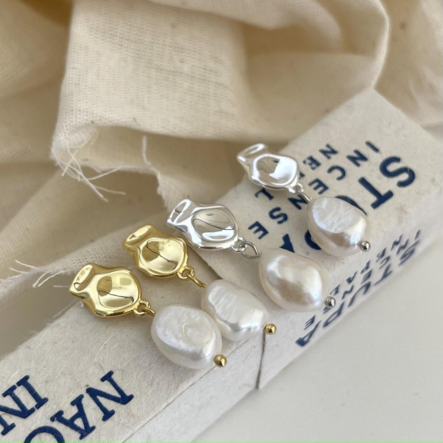 Orecchini con perle d'acqua dolce placcati in argento sterling 925 a forma floreale irregolare