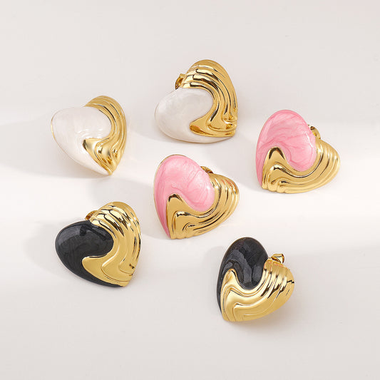 Pendientes dulces minimalistas de acero inoxidable en forma de corazón con acabado esmaltado en toques multicolor