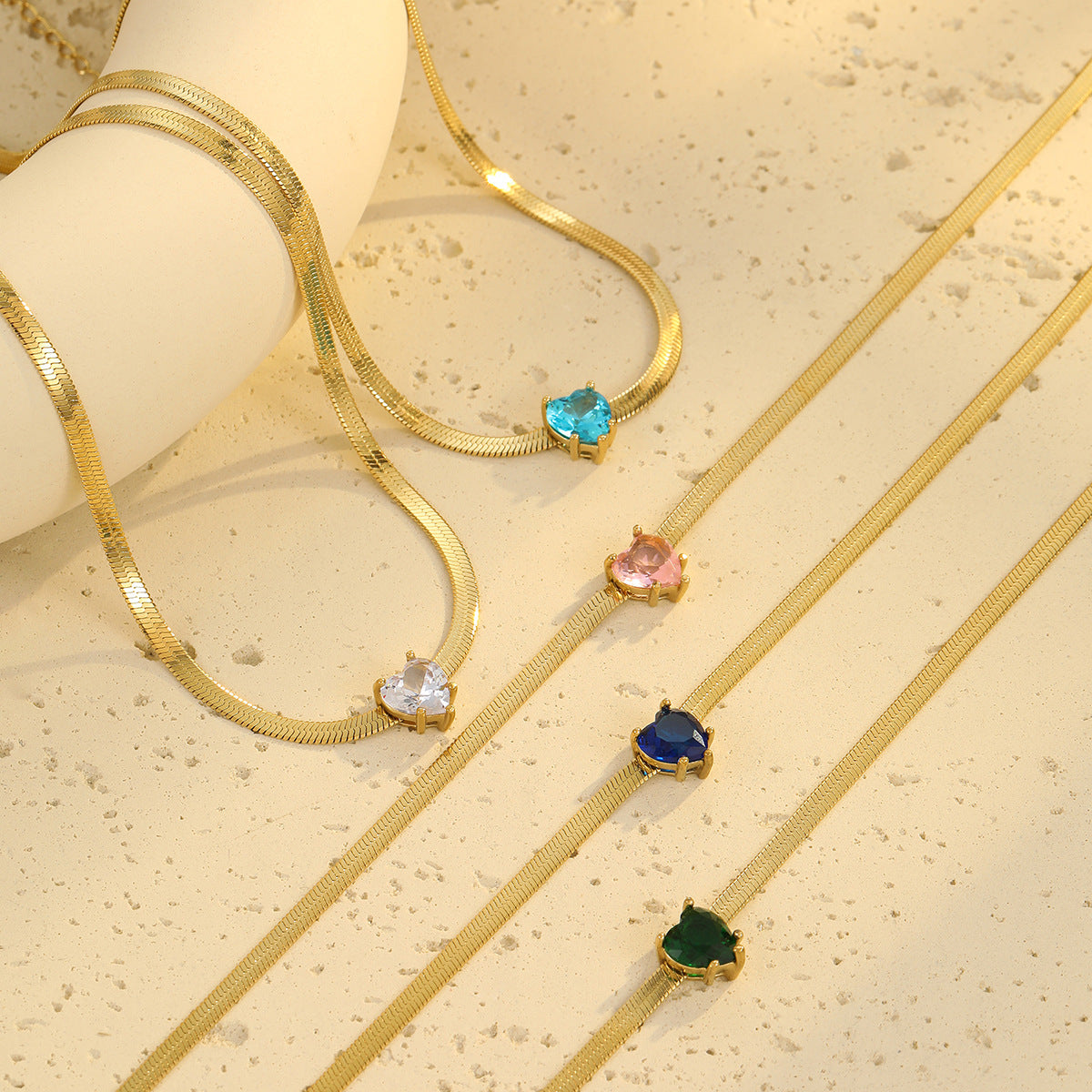 Collar Minimalista de Cadena de Serpiente de Acero Inoxidable Chapado en Oro de 18K con Corazón de Zirconia para Mujer