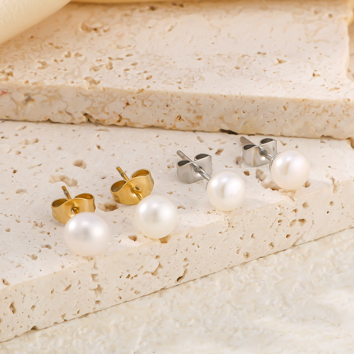 Orecchini a perno tondi minimalisti in acciaio inossidabile placcato oro 18 carati con perle per donna