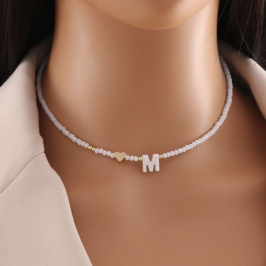 Collana con ciondolo a lettera dal design originale con ciondolo a conchiglia e perline di cristallo da donna