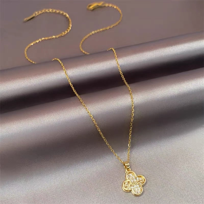 Collana pendente minimalista a doppio strato con quadrifoglio in acciaio al titanio con finitura placcata per donne e uomini