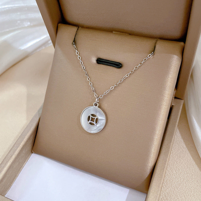 Collar minimalista de acero de titanio con colgante de moneda geométrica para mujer, cadena corta para clavícula con incrustaciones de diamantes de imitación