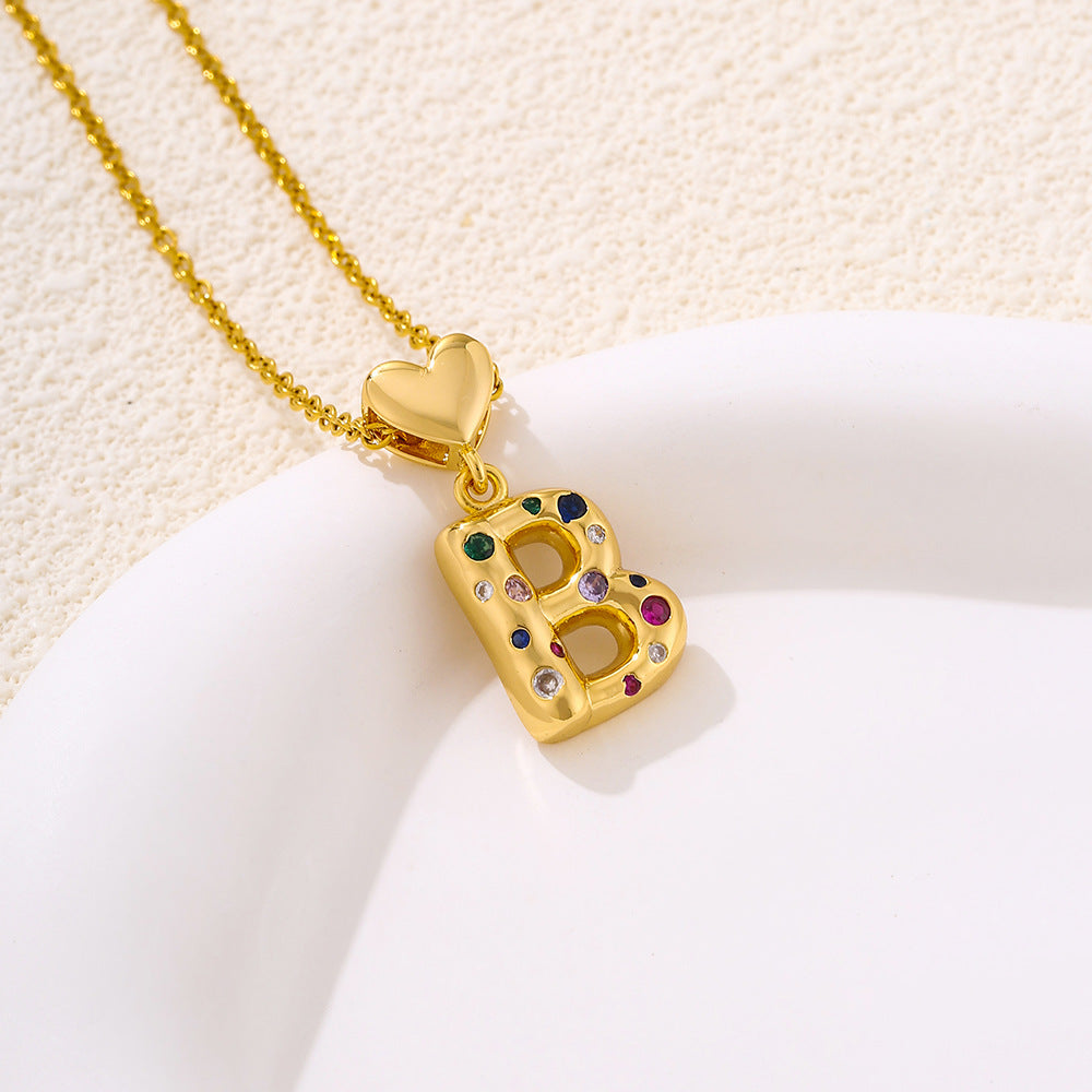 Elegante collana con ciondolo a lettera e cuore da donna in acciaio inossidabile con catena a maglie e dettagli a micro-pavé