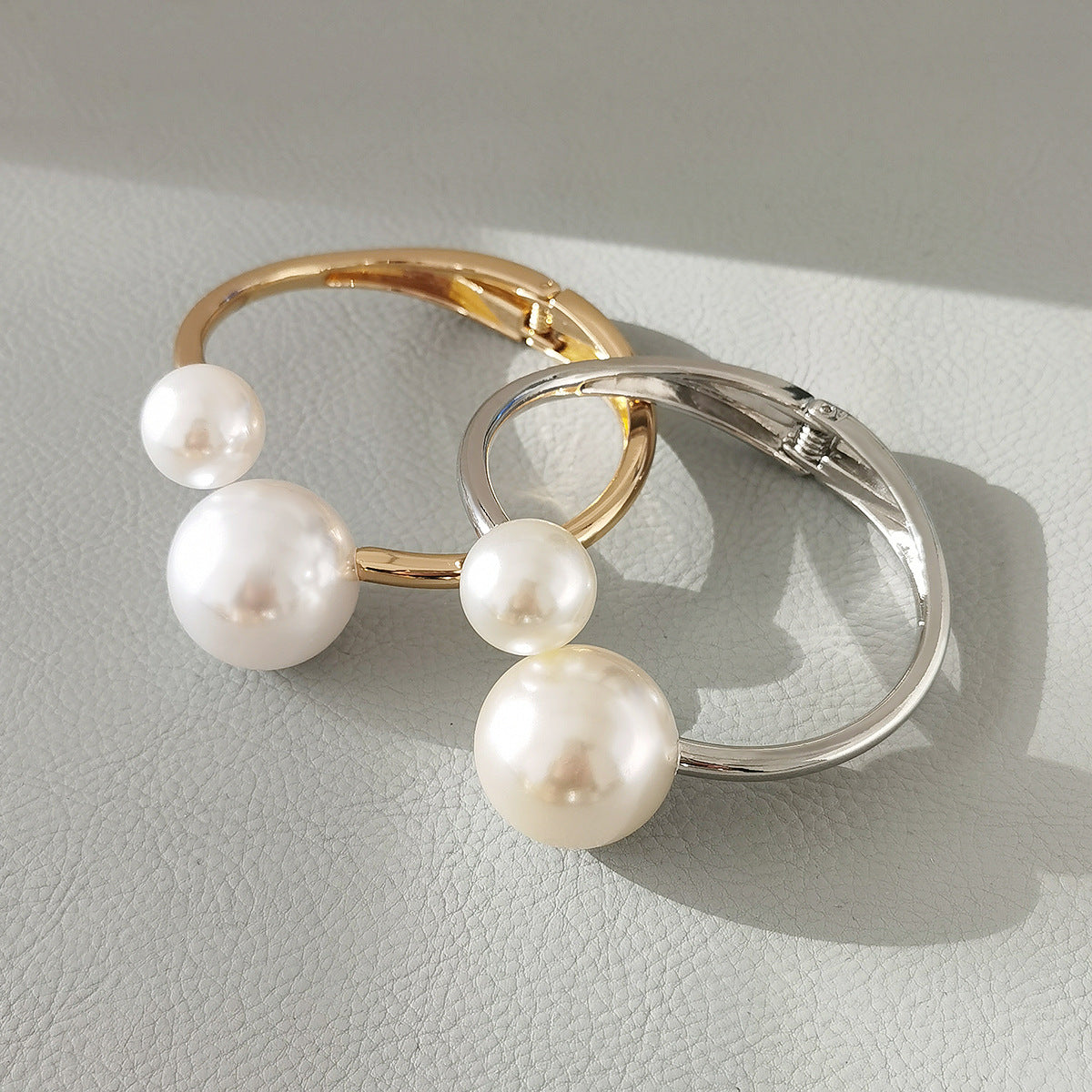 Bracciale rigido geometrico irregolare dolce e grintoso con base in lega galvanizzata, catena a serpente intarsiata di perle, design con apertura elastica
