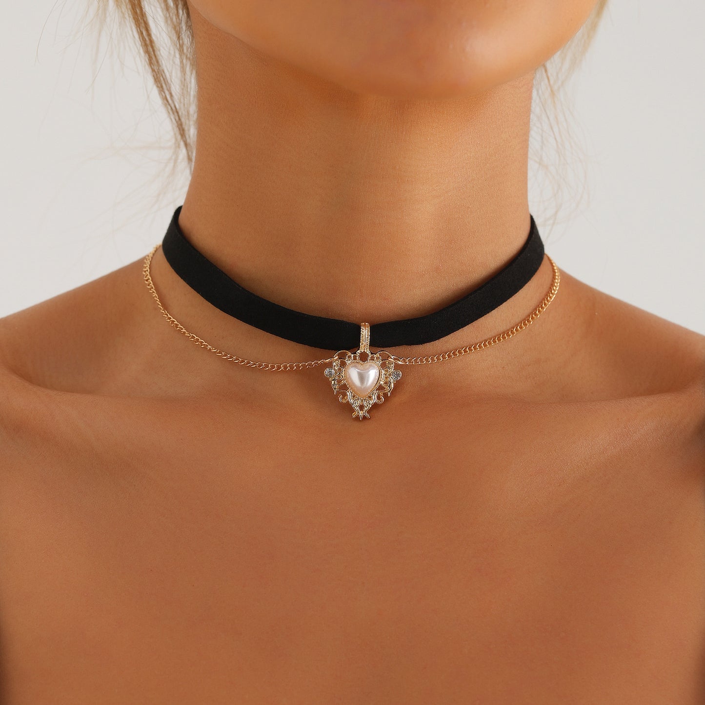 Elegant Heart-Shaped Pearl-Style Choker Necklace for Women with Gold-Plated Alloy Pendant and Geometric Design