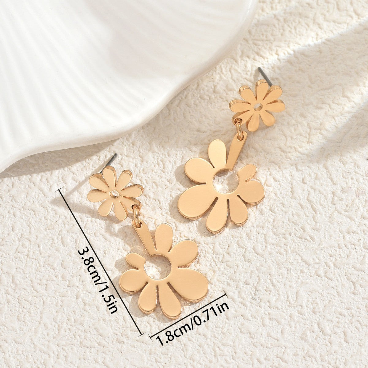 Elegantes Pendientes Geométricos Florales para Mujer Hechos de Aleación de Zinc con Baño de Oro de 18K