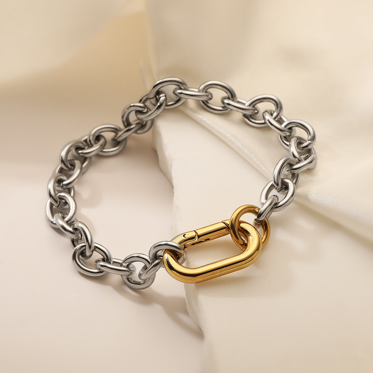 Bracciale minimalista in acciaio inossidabile placcato oro 18 carati da donna, design a contrasto di colore, accessorio di moda stile geometrico