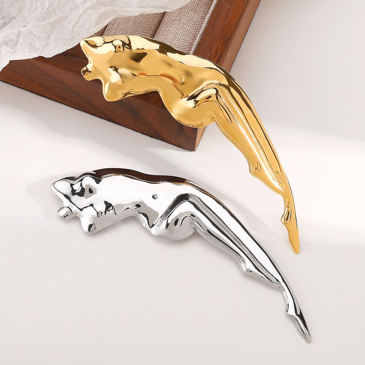 Broche minimalista de figura humana para mujer en acero inoxidable con acabado chapado, elegante pin de solapa para trajes y ropa formal