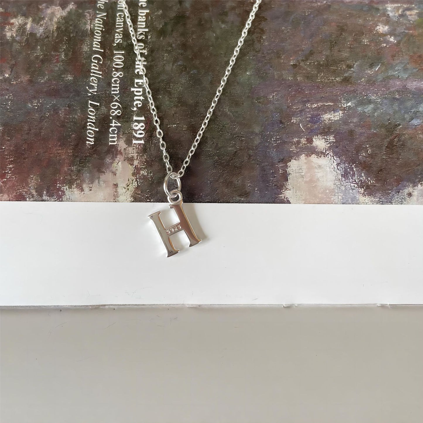 Collana con Lettera Geometrica Minimalista in Argento Sterling 925 con Placcatura Oro e Accenti Arcobaleno su Catena Snake