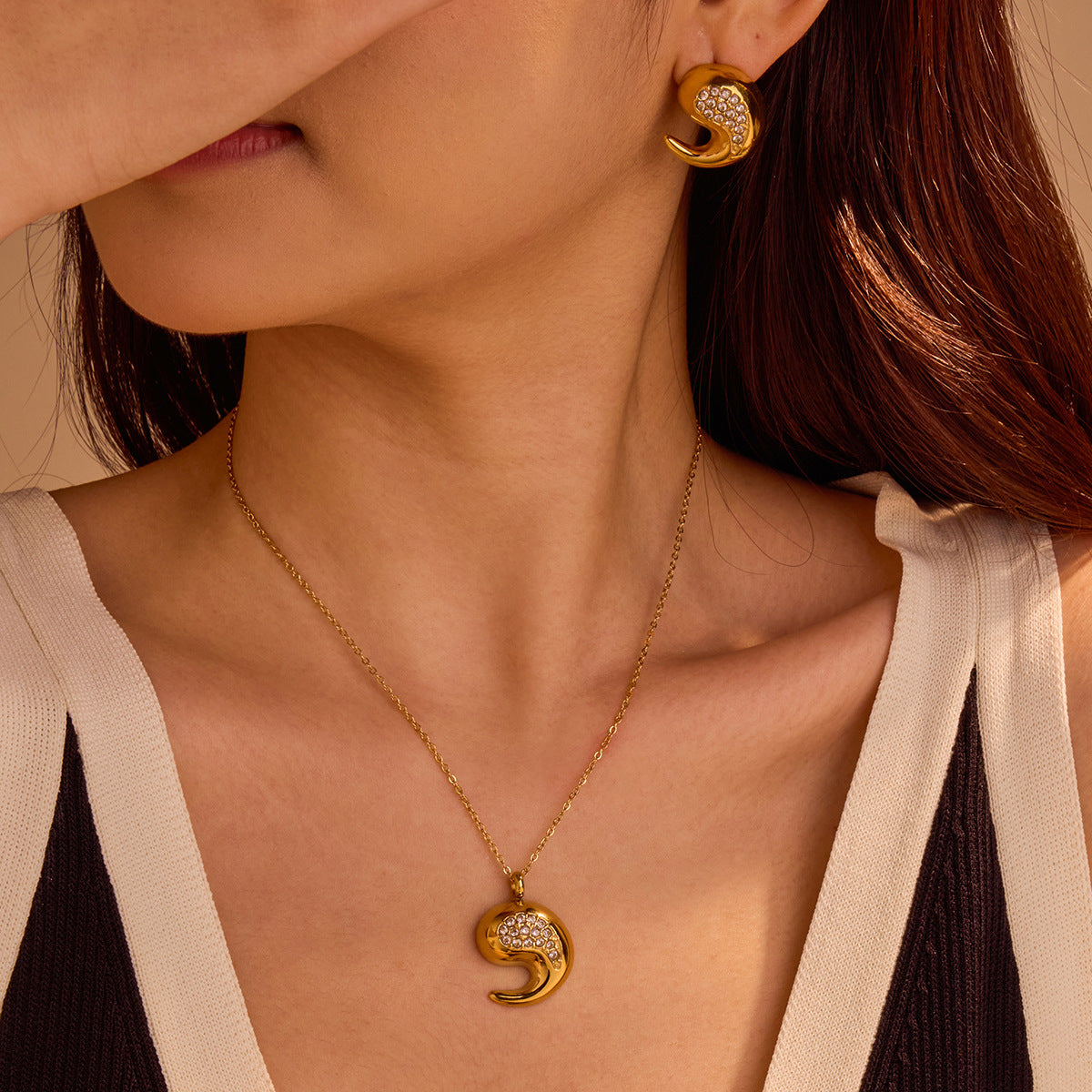 Collar de acero inoxidable con forma de lágrima, incrustaciones de circonitas y baño de oro de 18 quilates para mujer