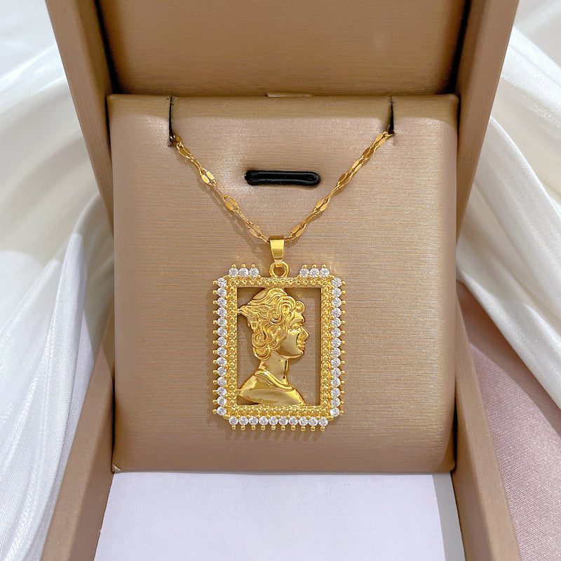 Collana da donna con ciondolo esotico geometrico in acciaio al titanio, con intarsio di zirconi e delicata catena per clavicola
