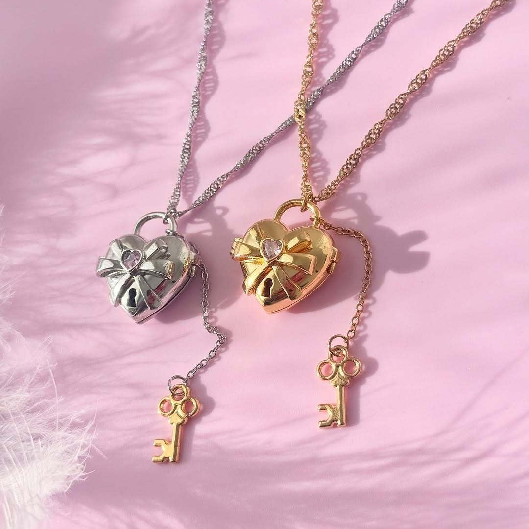 Fashionable Bow-Shaped Pendant Necklace with Gold Plated Copper, Adjustable Toggle Clasp, Butterfly Motif, Unisex Design
