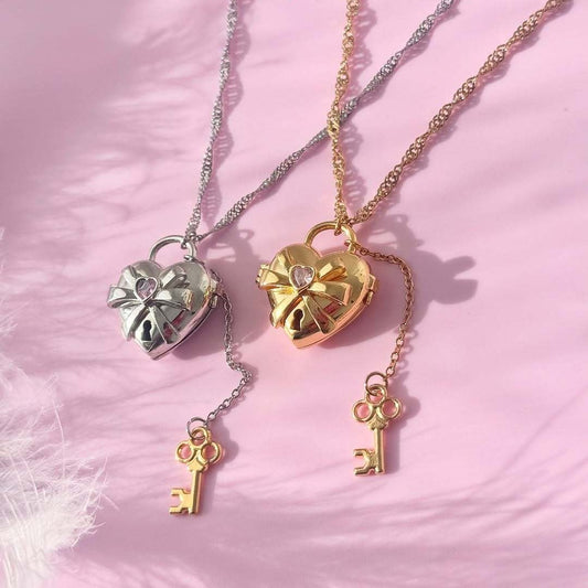 Fashionable Bow-Shaped Pendant Necklace with Gold Plated Copper, Adjustable Toggle Clasp, Butterfly Motif, Unisex Design