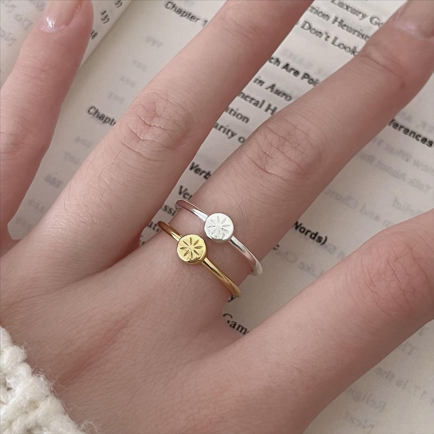 Anillo Minimalista de Plata de Ley 925 con Forma de Estrella de Punta y Detalle de Grano Cuadrado Biselado para Mujer