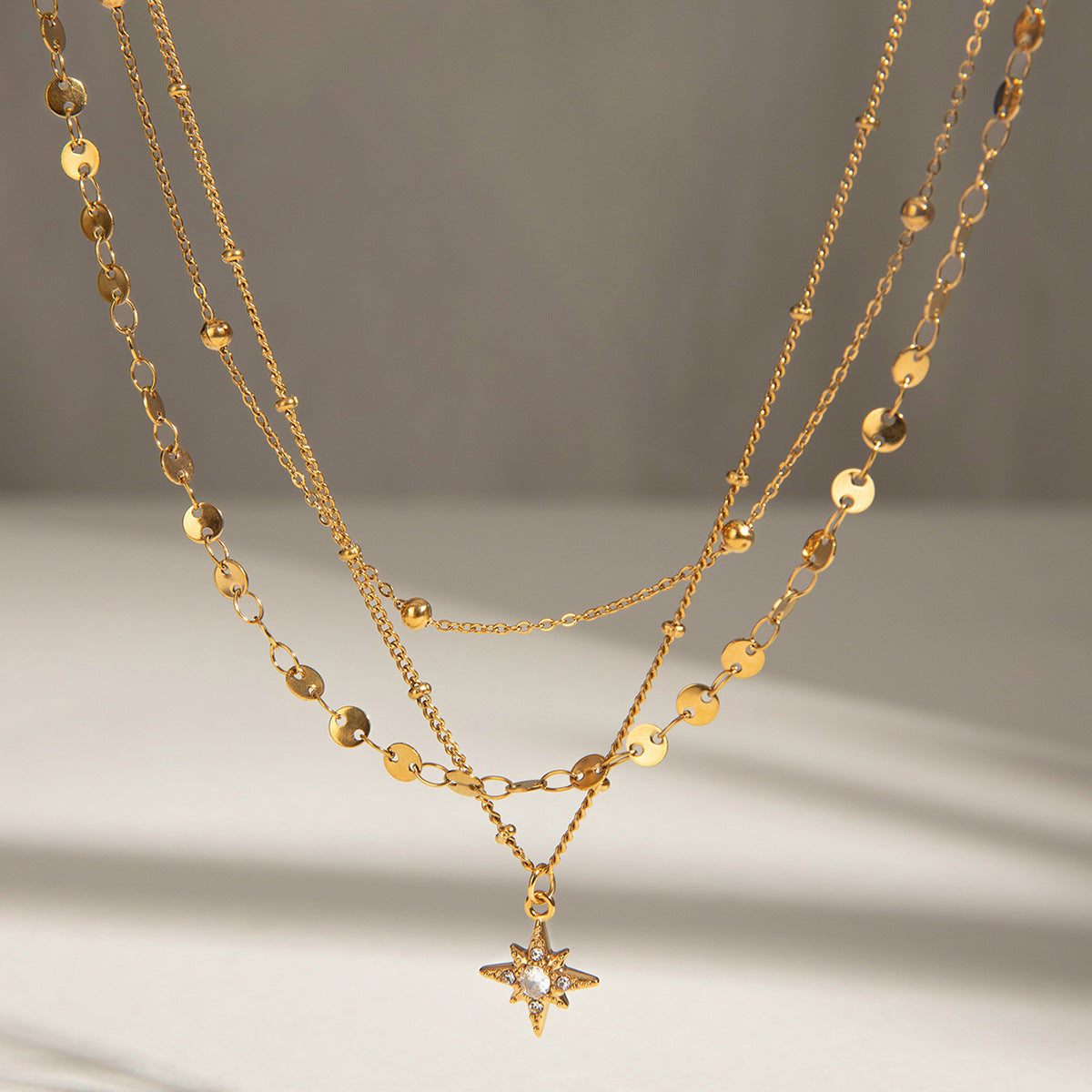 Collana con ciondolo a stella a otto punte geometrica minimalista in acciaio inossidabile con charm in acciaio al titanio e placcatura sottovuoto in oro PVD da donna