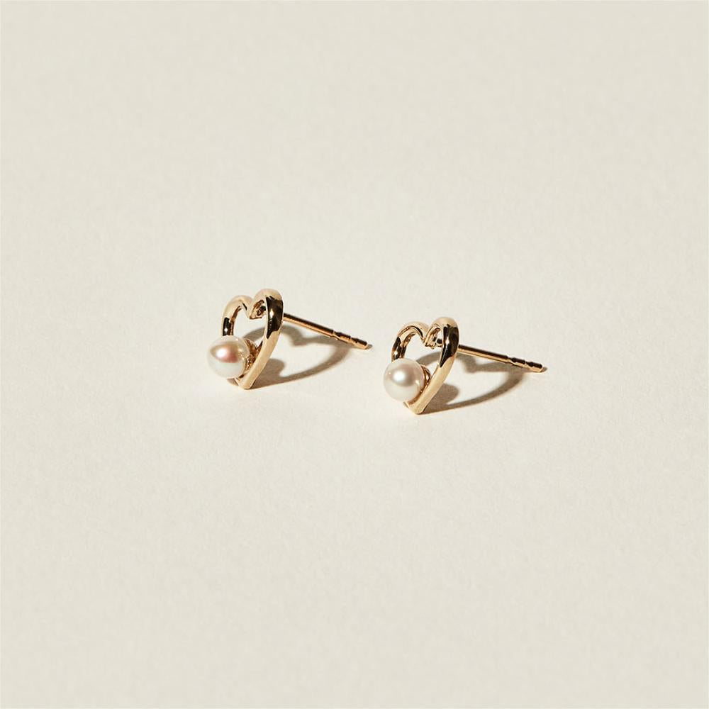 Minimalist Heart-Shaped 925 Sterling Silver Stud Earrings with Pearl Accent and Electroplated Finish