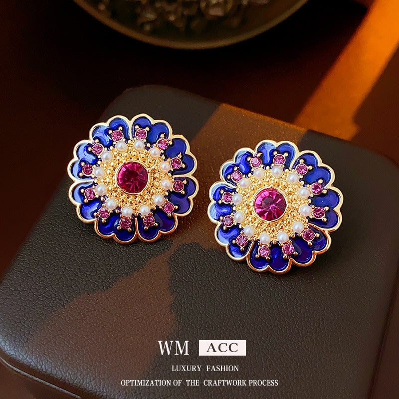 Vintage Style Pearl Flower Stud Earrings for Women with Alloy Base and Gold Plating