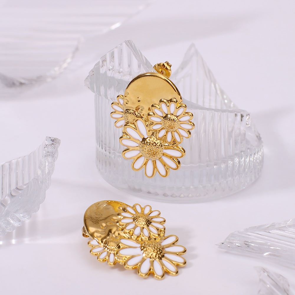Orecchini a perno minimalisti a forma di margherita in acciaio inossidabile placcati oro 18 carati da donna