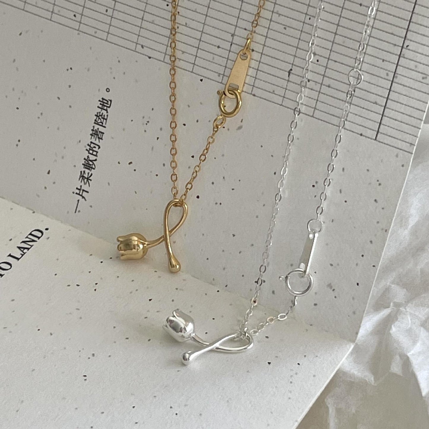 Collar Minimalista con Colgante de Orquídea de Plata de Ley 925 con Cadena Cruzada