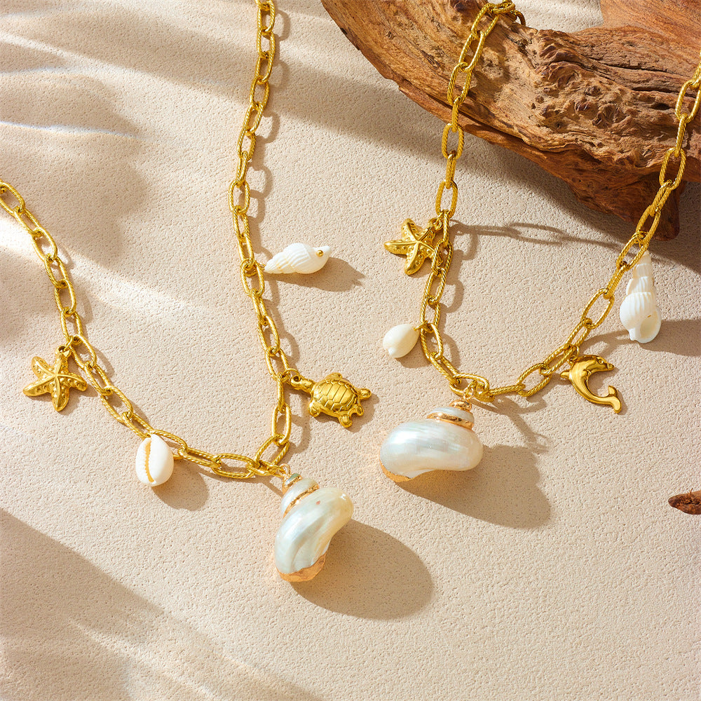 Collana con Ciondolo a Delfino a Conchiglia Vintage a Tema Spiaggia in Acciaio Inossidabile Placcato Oro con Intarsio in Madreperla su Catena a O da Donna
