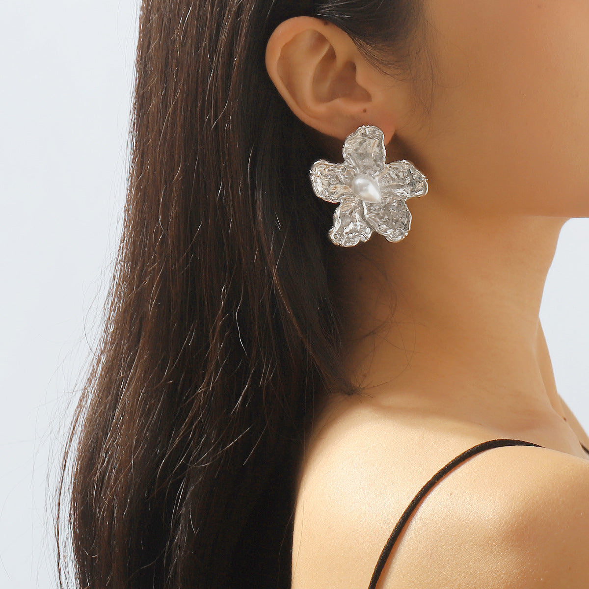 Pendientes de tuerca florales dulces y atrevidos para mujer de aleación con incrustaciones de perlas e acabado galvanizado