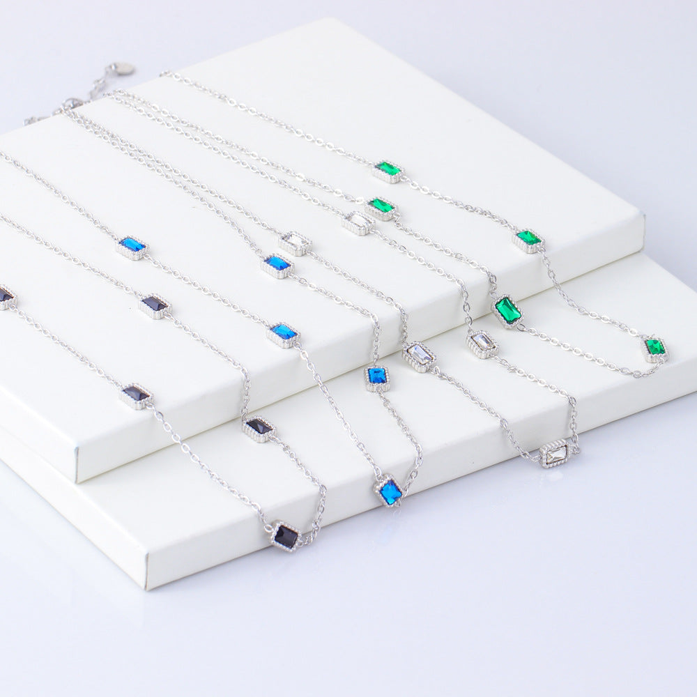 Collana Minimalista Geometrica in Acciaio Titanio da Donna con Intarsio di Strass e Finitura Placcata