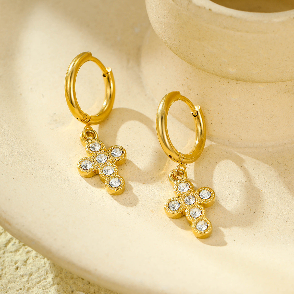 Pendientes de cruz de moda en acero titanio con incrustaciones de circonita y chapado al vacío de oro de 18K para mujer