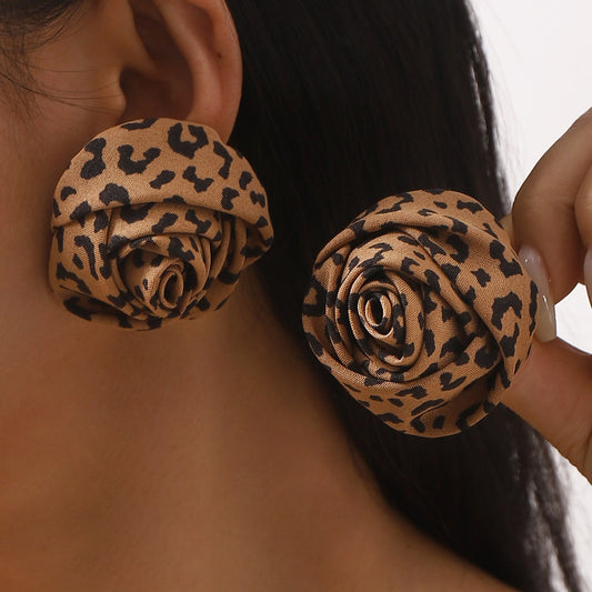 Aretes de tela de leopardo floral a la moda para mujer con base de aleación y acabado artesanal