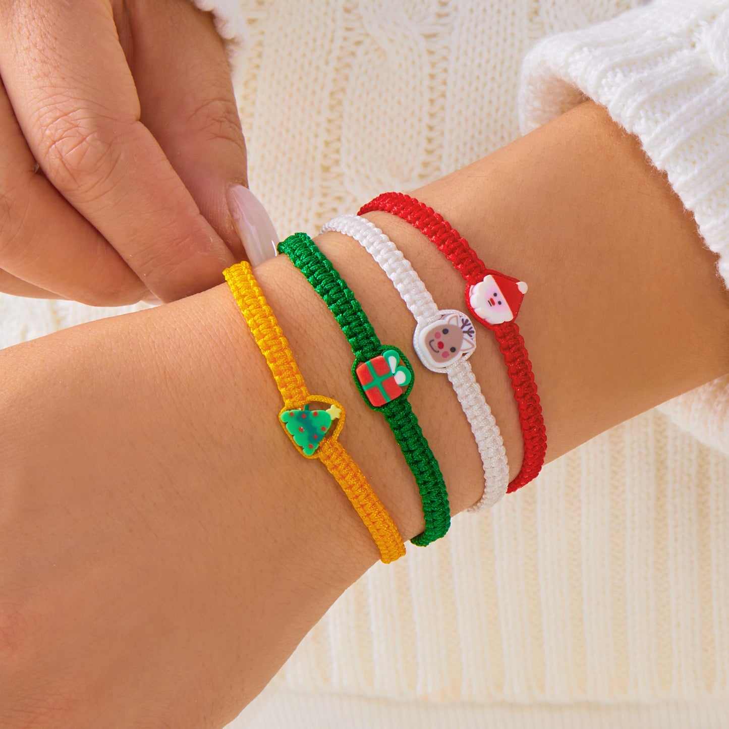 Set bracciale con ciondolo in lega a tema natalizio con charms di Babbo Natale, alci e pupazzi di neve e micro perle per stratificazione
