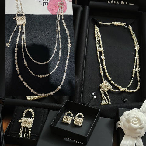 Elegante collana a catena con palline placcate in perle e lettere per donna