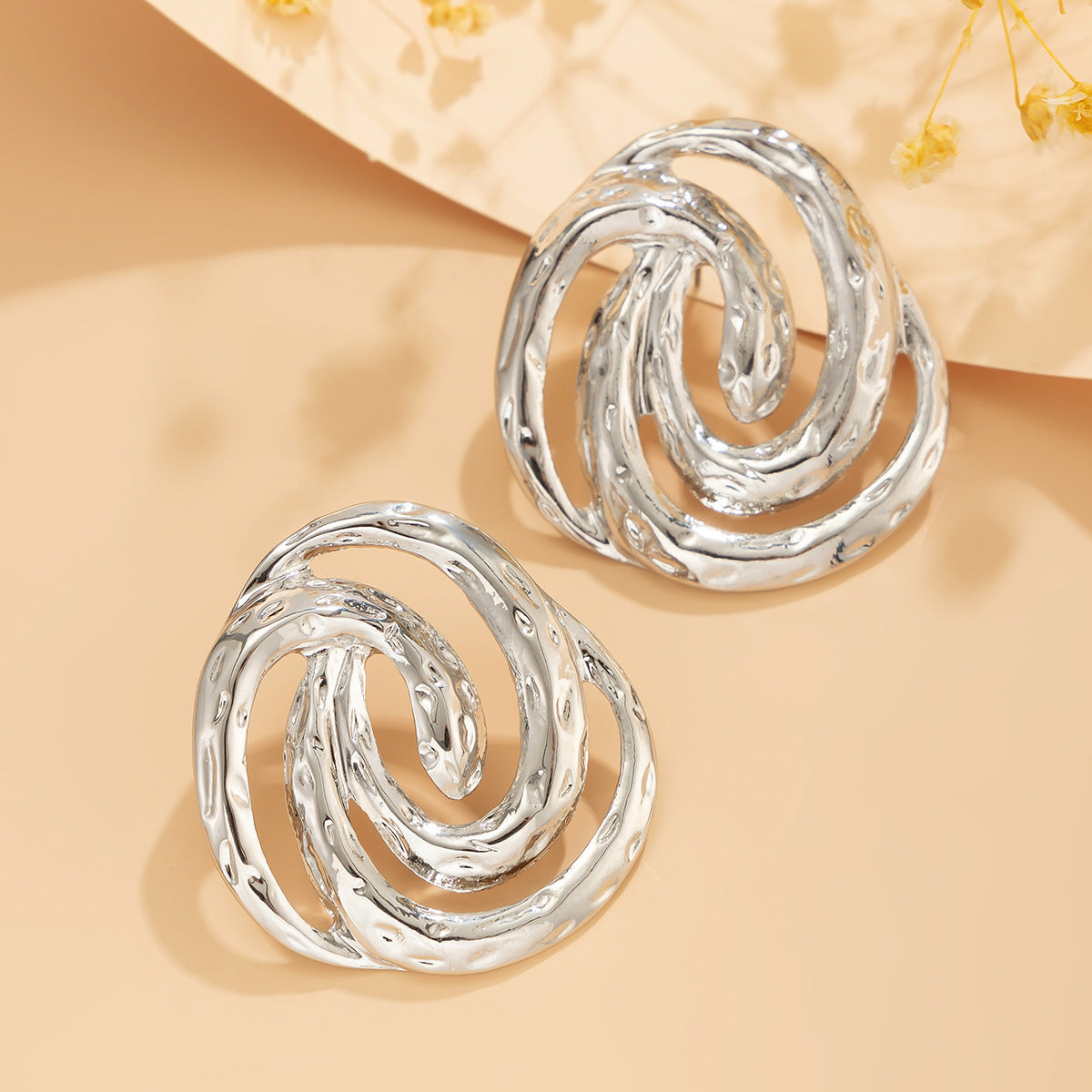 Orecchini geometrici a conchiglia traforati vintage da donna con lega placcata oro e design a spirale