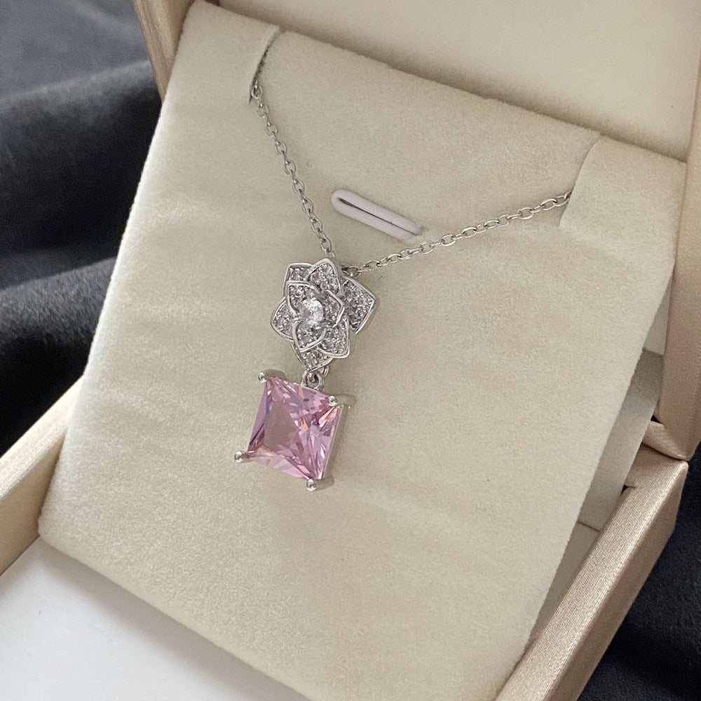 Elegante Collana con Ciondolo a Farfalla Floreale in Acciaio al Titanio, Rame Placcato e Zirconia Micro-Incastonata su Catena ad O per Uomo e Donna