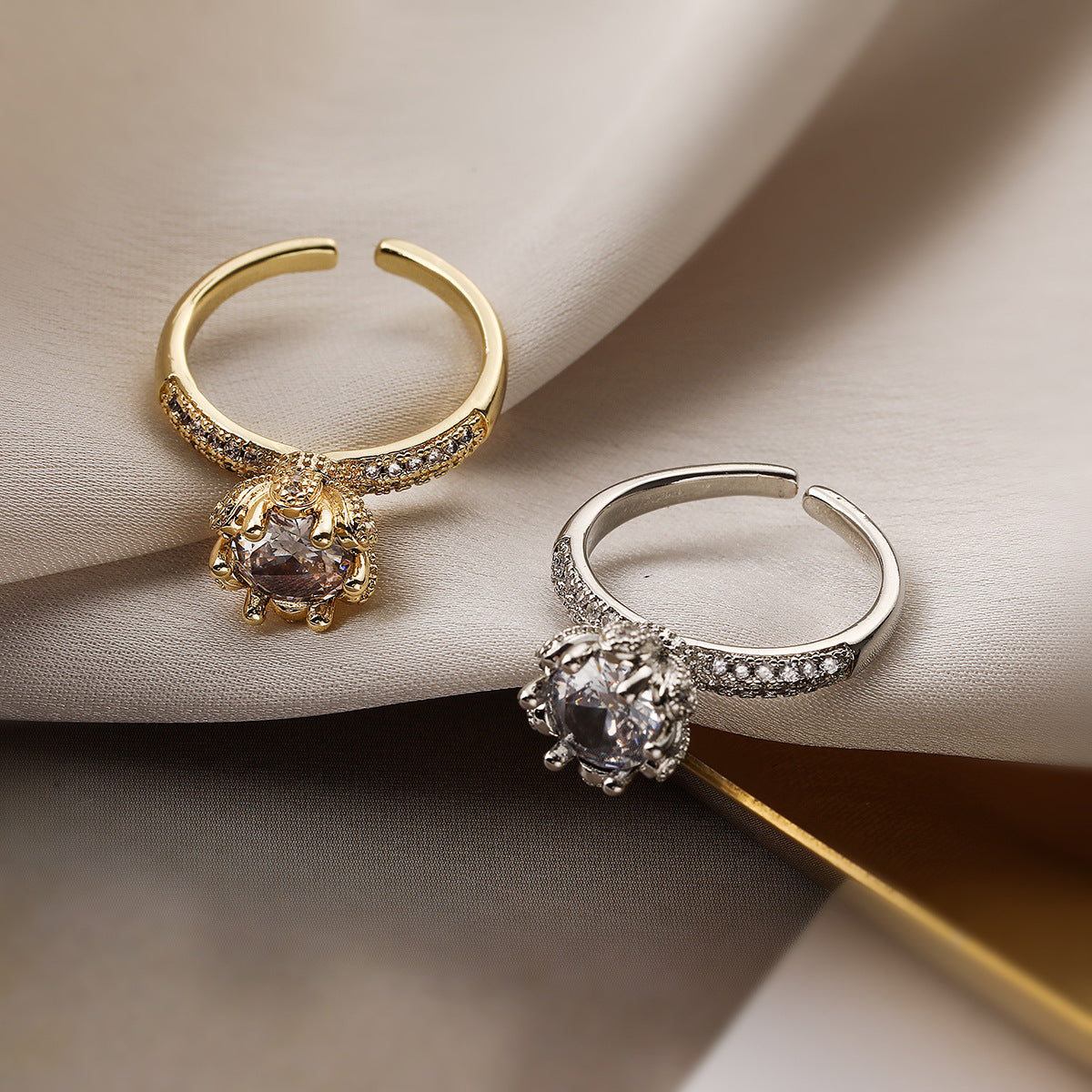 Anello Aperto Geometrico Minimalista da Donna in Ottone Placcato Oro Vero con Intarsio di Zirconi