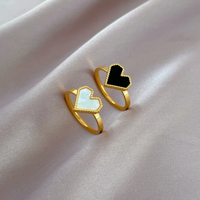 Anillo Minimalista Pulido de Acero de Titanio con Forma de Corazón Unisex