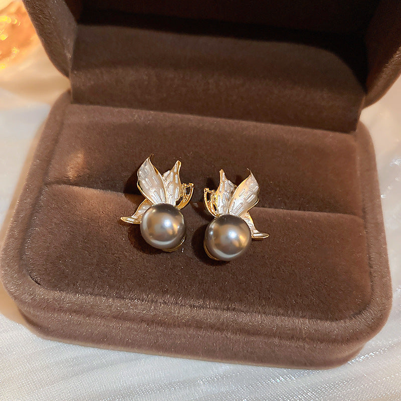 Elegantes pendientes florales de perlas con postes de plata chapados en oro para mujer
