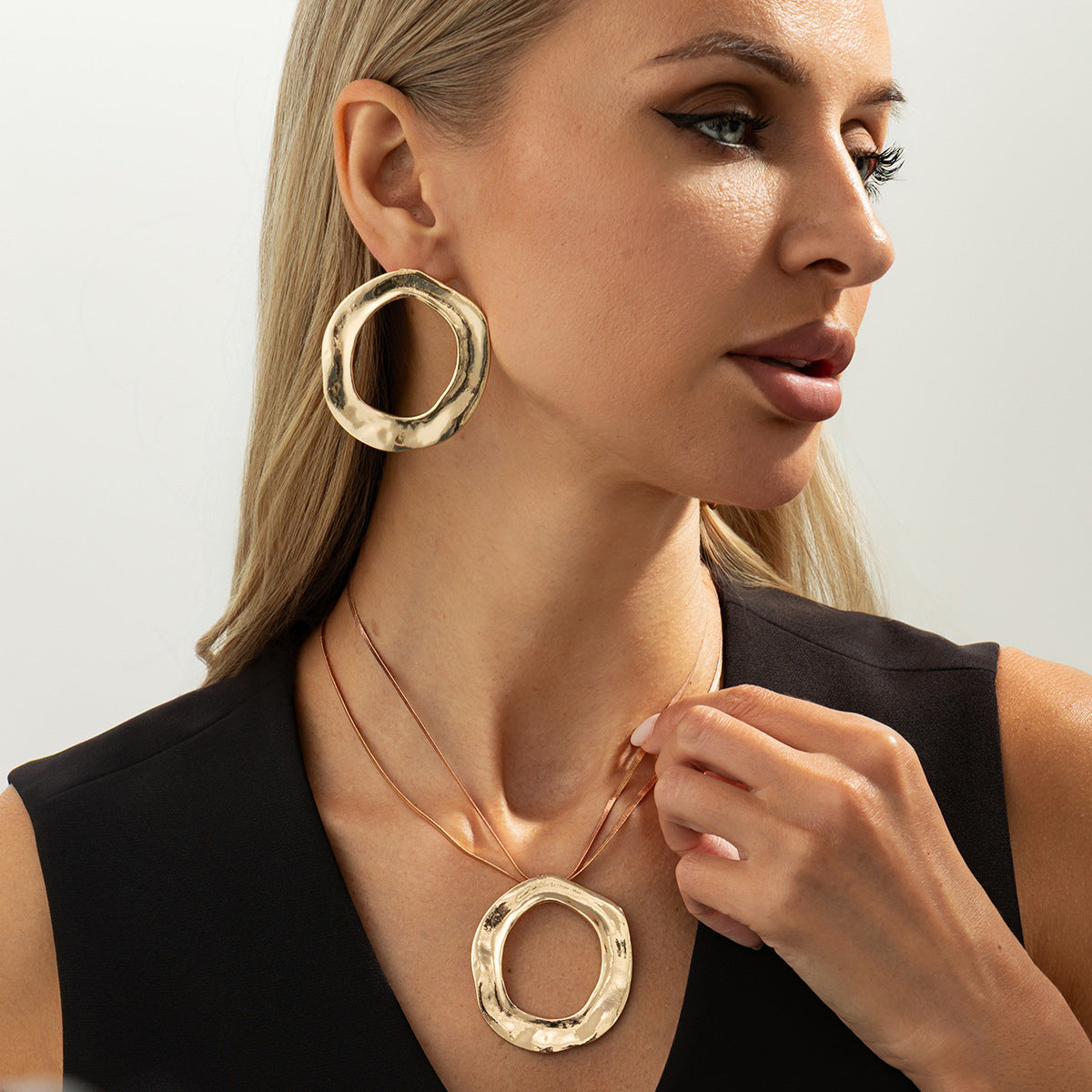 Luxury Minimalist Geometric Round Hollow Pendant Zinc Alloy Plated Snake Chain Necklace for Women