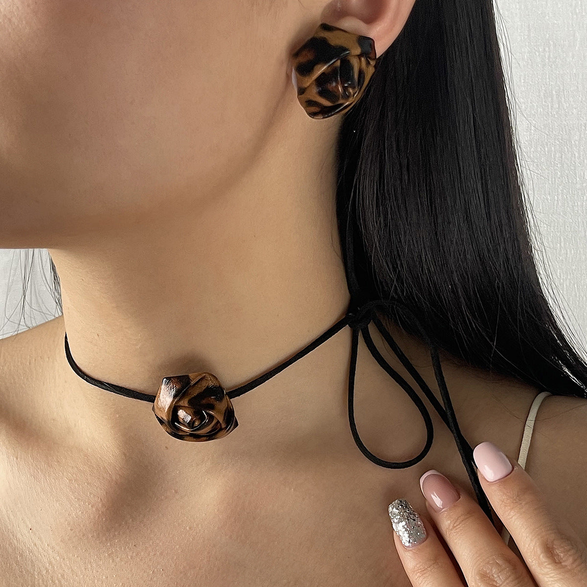 Juego de collar y pendientes con colgante de rosa floral estilo Ins con detalles de cuero de PU y acabado chapado para mujer