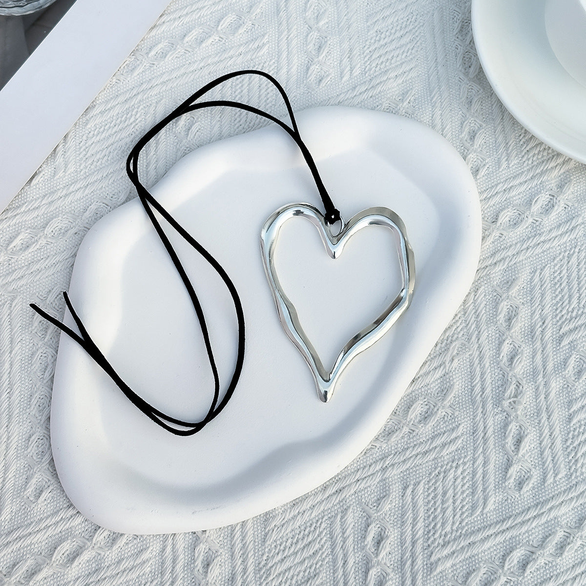 Collana con ciondolo a forma di cuore cavo irregolare dolce e grintoso da donna, ciondolo geometrico in metallo con finitura placcata su catena di cordino cerato