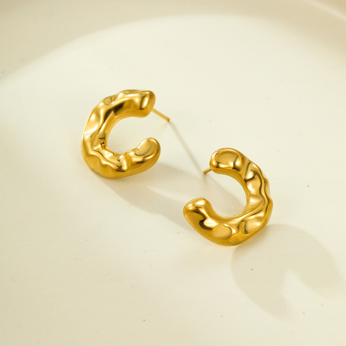 Pendientes de Acero Inoxidable con Textura Martillada en Forma de C para Mujer con Acabado Chapado, Diseño Minimalista y Adecuado para la Oficina