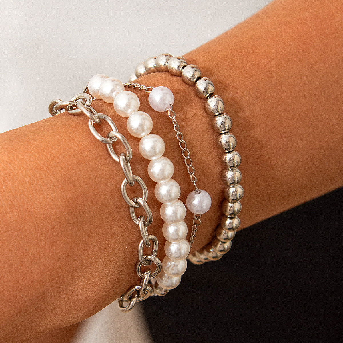 Set di bracciali da donna Ins Style geometrici e con perle a più strati, con dettagli a catena