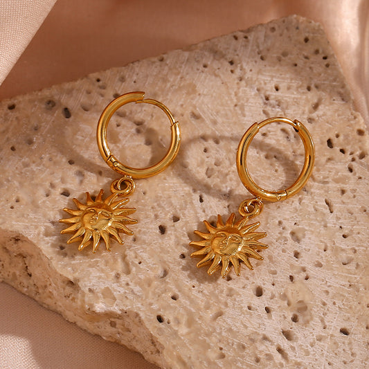 Pendientes de aro con colgante de sol de acero inoxidable geométrico minimalista para mujer con acabado chapado