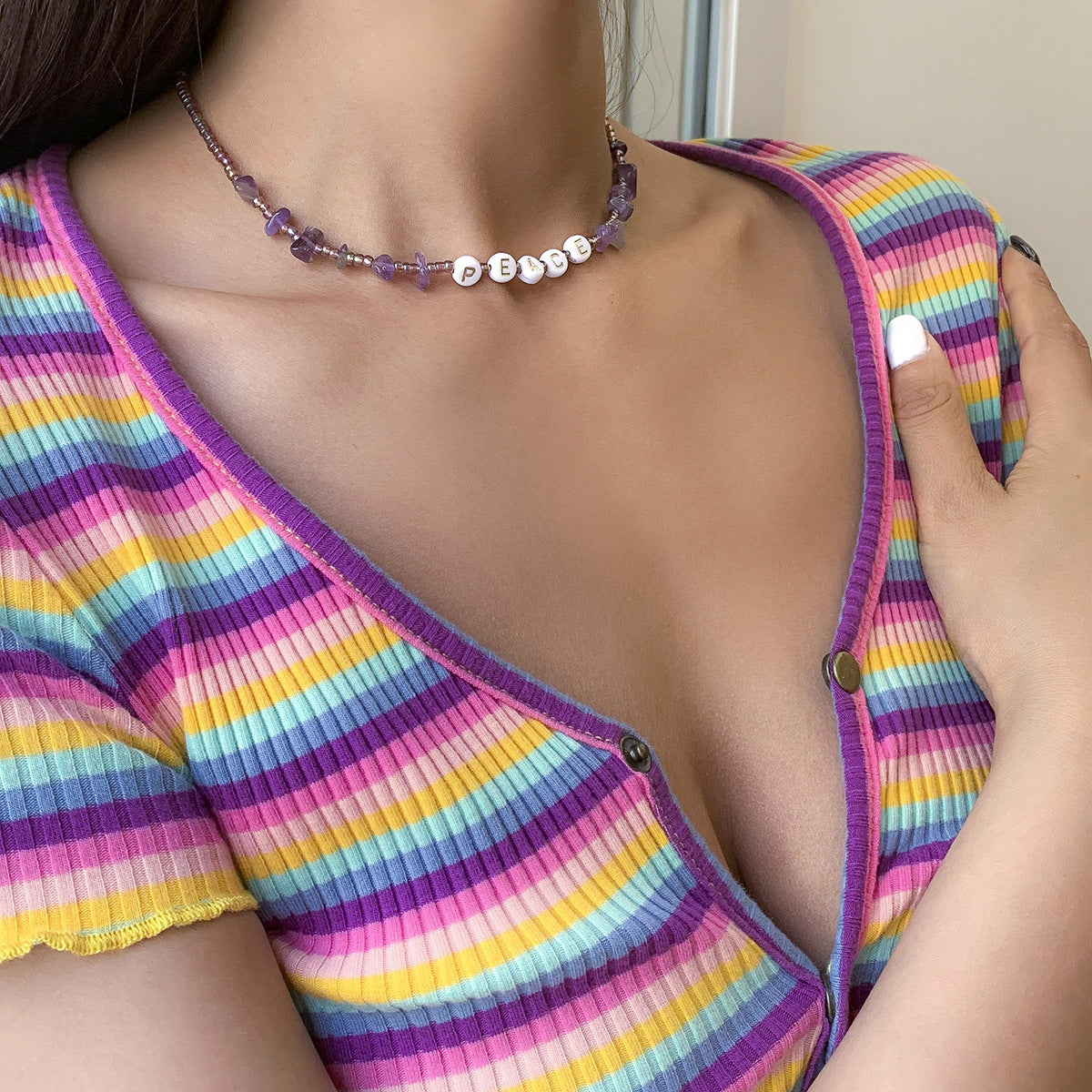 Cavigliera Elastica da Donna Etnica con Perline Geometriche, Perline in Resina e Ciondoli a Lettera