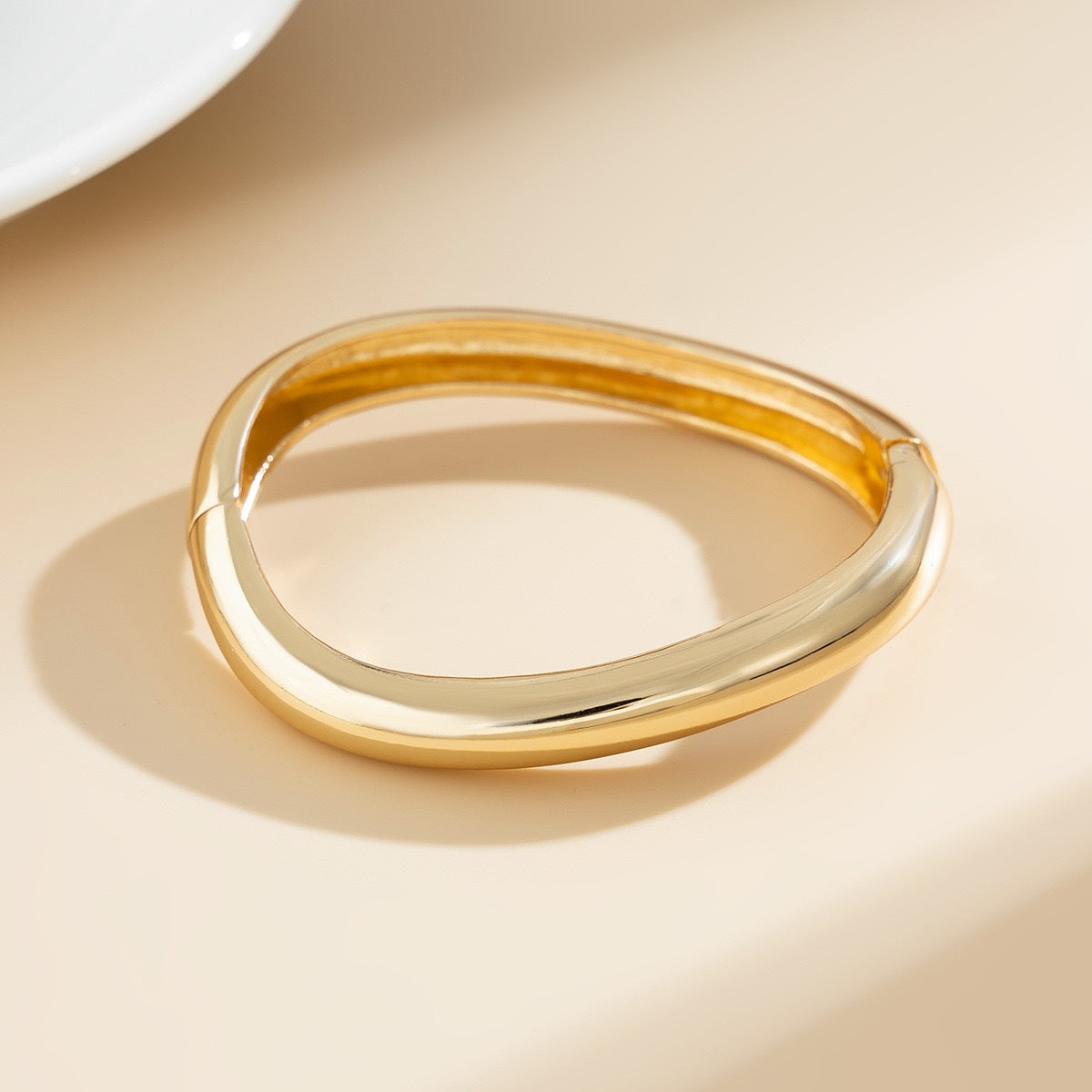 Bracciale da donna a polsino placcato in metallo a goccia geometrica di tendenza
