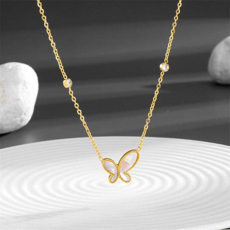 Elegante Collana con Ciondolo a Farfalla in Madreperla per Donna — Acciaio al Titanio con Intarsio in Oro, Catena O, Collana con Chiave di Volta d'Ispirazione Vintage