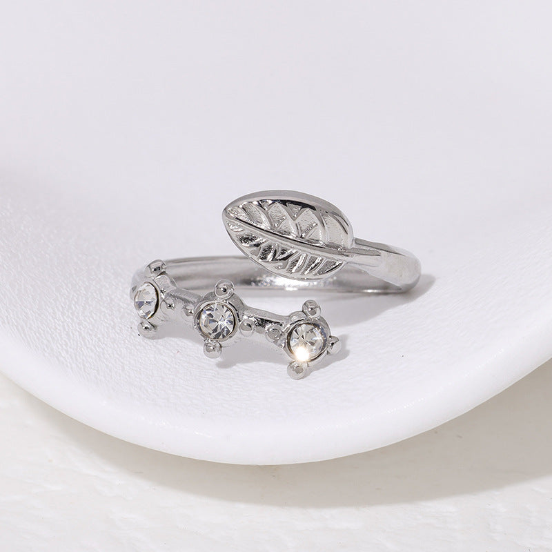 Anillo Minimalista con Diseño de Hoja de Acero de Titanio con Incrustaciones de Pedrería y Baño de Oro de 18K para Mujer