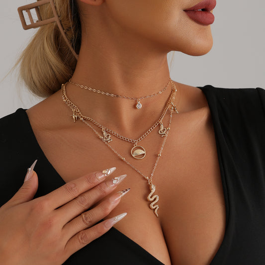 Elegante Collar con Colgante de Aleación con Forma de Serpiente Geométrica para Mujer con Acabado Chapado y Estilo de Cadena de Clavícula